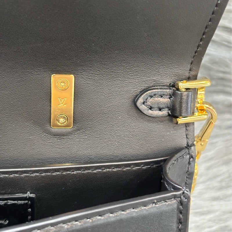 LV M12143 Wallet On Chain Capucines 黑色 牛皮 肩背包 斜背包 麻將包 兩用包-34