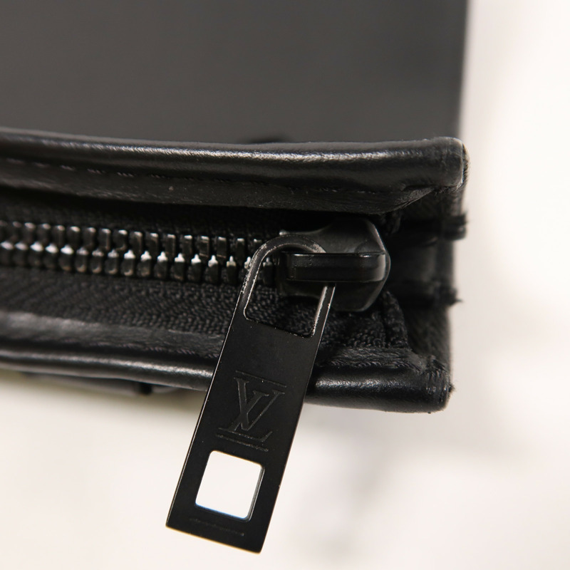 LOUIS VUITTON Aerogram Messenger Voyage斜挎包-13