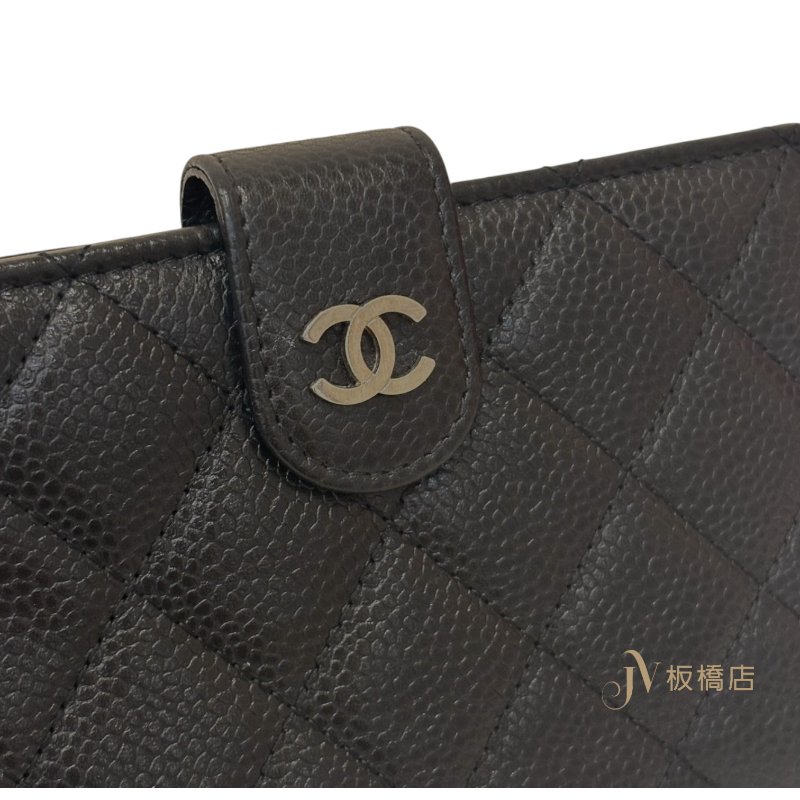 CHANEL 黑銀釦式CF荔枝皮對開零錢中夾-11