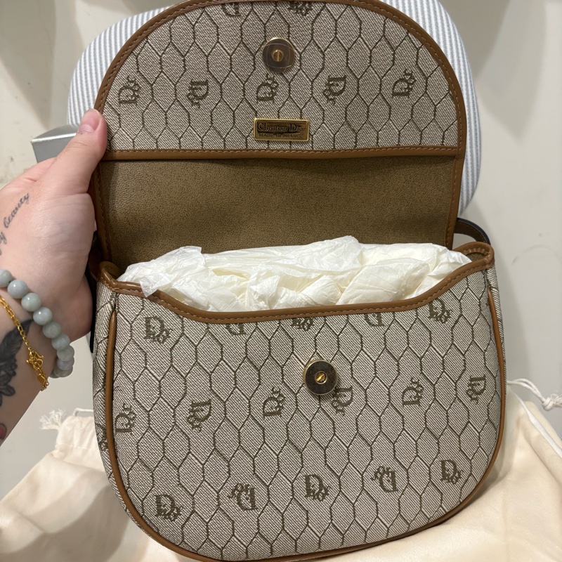 Christian DIOR vintage米色蜂巢小圓金釦馬鞍包-3