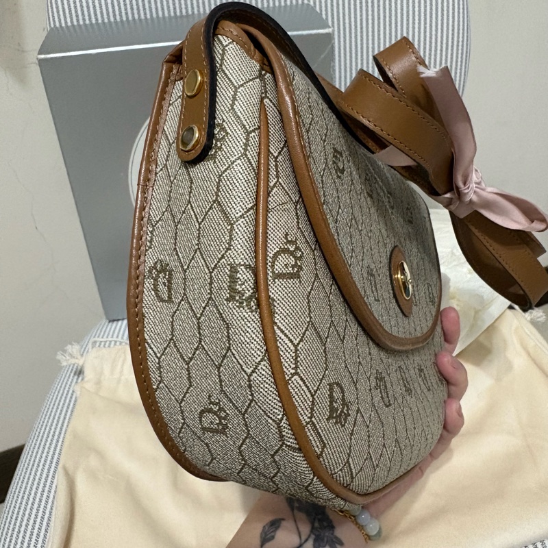 Christian DIOR vintage米色蜂巢小圓金釦馬鞍包-7