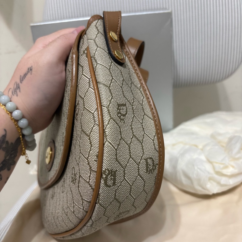 Christian DIOR vintage米色蜂巢小圓金釦馬鞍包-8