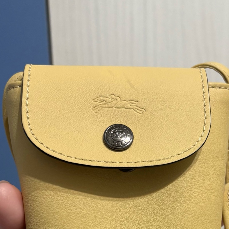 Longchamp LE PLIAGE XTRA系列牛皮翻蓋手機斜背包(小麥黃 小雞黃色)-8