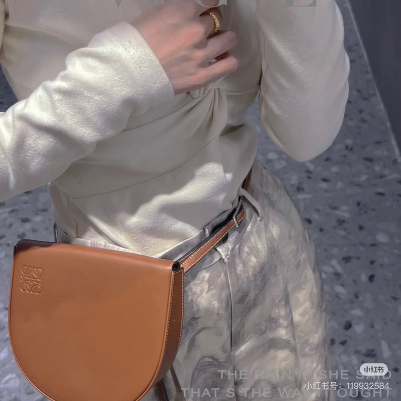 超便宜99新🌟 loewe #馬鞍包 #焦糖色 #郵差包 #腰包-3