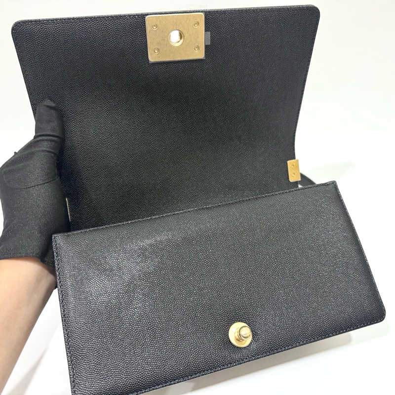 CHANEL黑色荔枝皮金釦BOY25/A67086-7