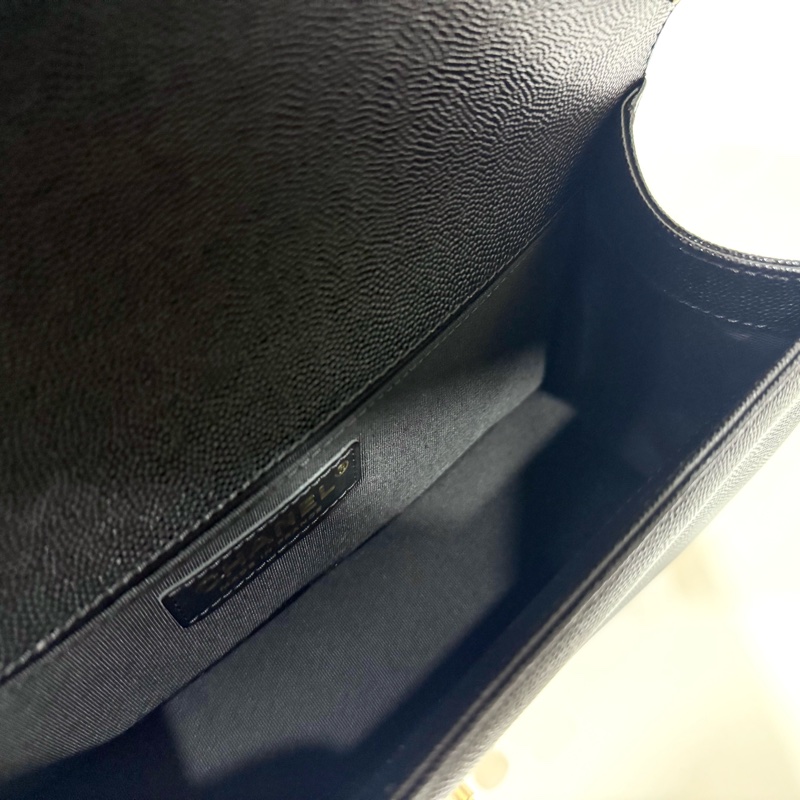 CHANEL黑色荔枝皮金釦BOY25/A67086-9