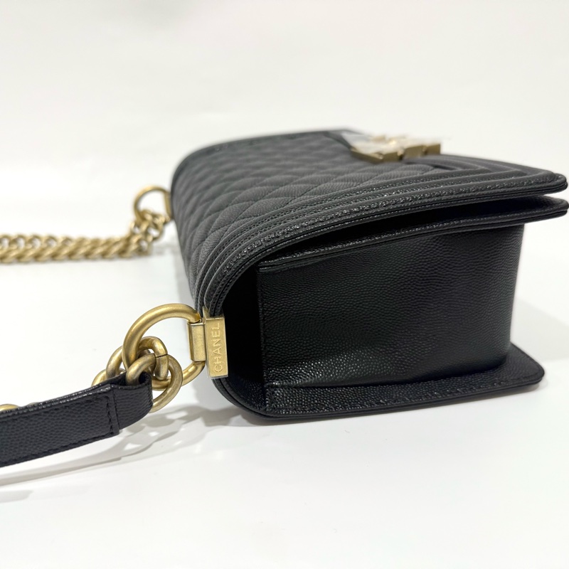 CHANEL黑色荔枝皮金釦BOY25/A67086-15