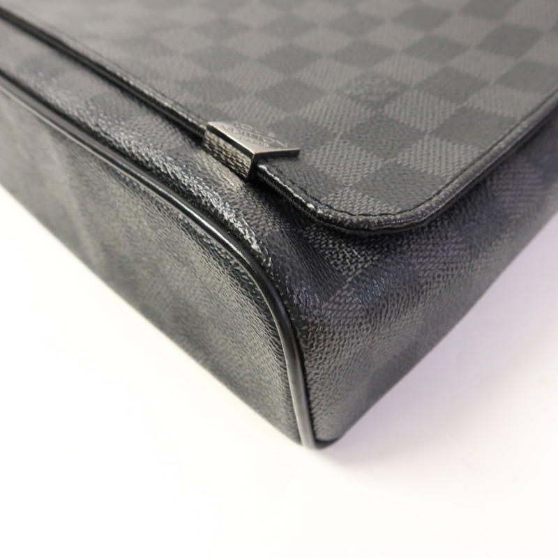 LOUIS VUITTON Damier Graphite Distrist PM銀扣肩背袋-11
