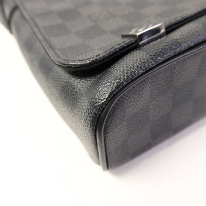 LOUIS VUITTON Damier Graphite Distrist PM銀扣肩背袋-12