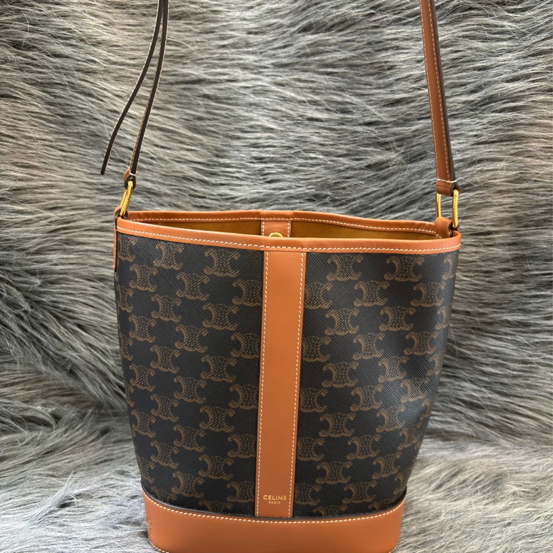 CELINE TRIOMPHE BUCKET 191442 凱旋門摩卡色牛皮 水桶包肩背包斜背包-1