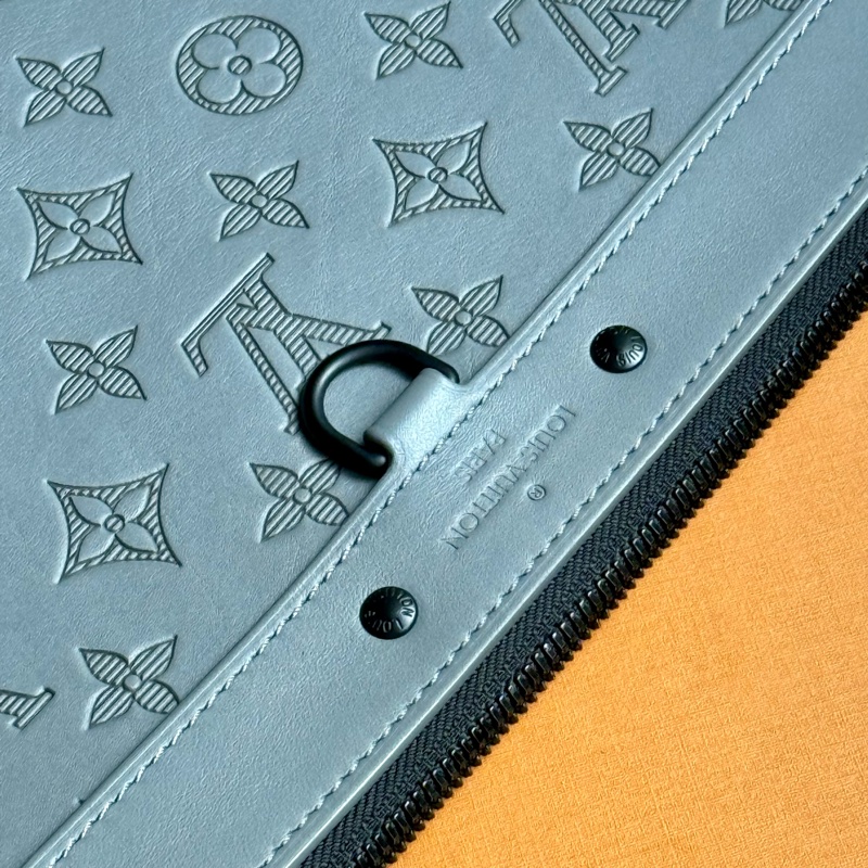 Louis Vuitton 灰色壓紋Pochette Discovery-2