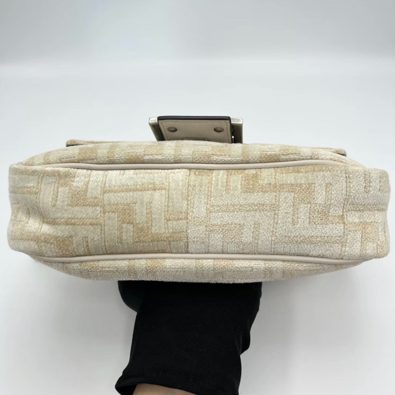 FENDI Baguette米白色銀扣手提肩背斜背包20*13*5 98新配件塵袋-3