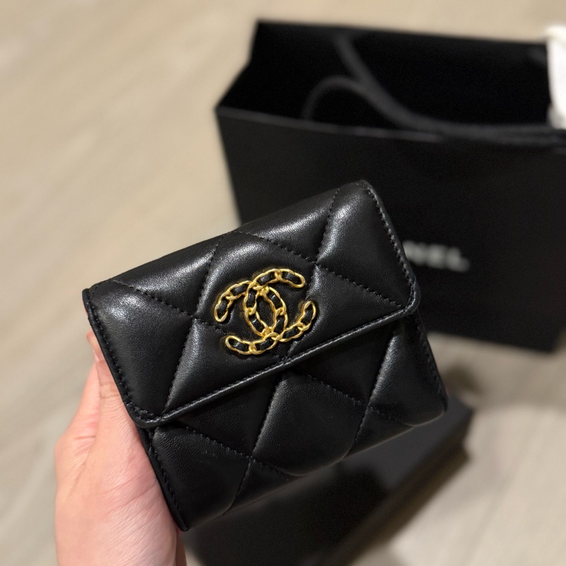 CHANEL 香奈兒 19系列經典金屬LOGO菱格 紋小羊皮翻蓋三折短夾(黑色)-0