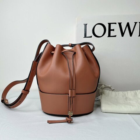 LOEWE Balloon棕色牛皮水桶包