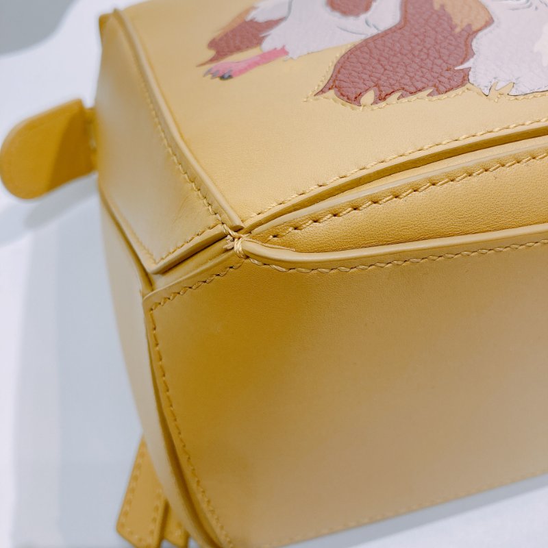 TW4470 Loewe 羅意威 宮崎駿聯名系列 Puzzle小茵狗狗 小號Howl's Moving Castle Yellow Heen Small Puzzle Bag-6