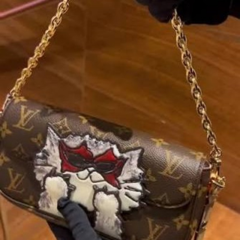 全新 路易威登與 Grace Coddingon 同行系列 Wallet on Chain Ivy M15148-3