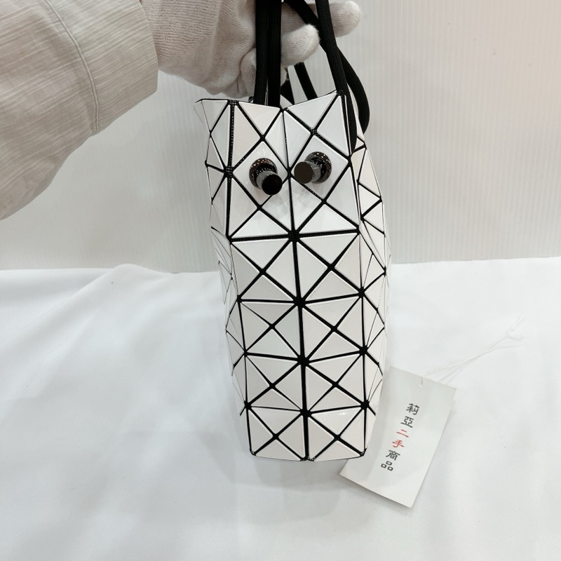莉亞精品♡三宅一生 baobao 4x6 白 九新美包-4