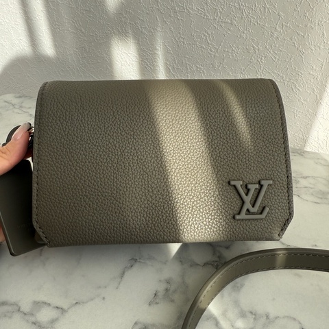 lv 綠色全真皮斜背包 真心好看