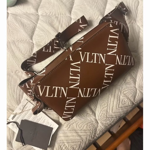 全新正品 Valentino Garavani VLTN大logo字樣 小牛皮腰包 胸包