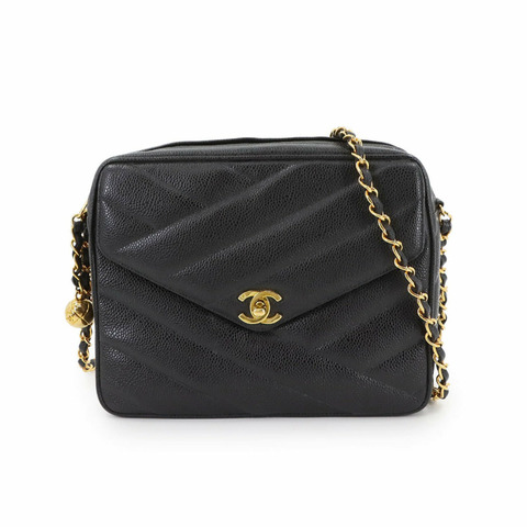 CHANEL 魚子醬皮革鏈條單肩包，搭配黑色和金色金屬配件