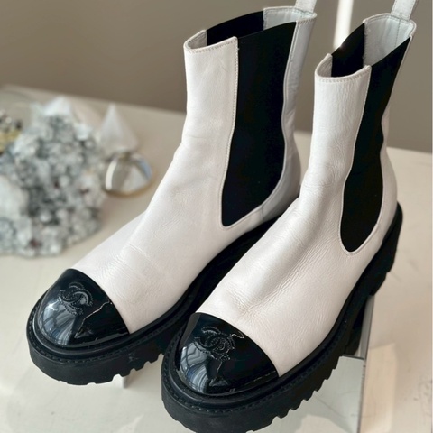CHANEL 熊貓色皮革短靴 39號