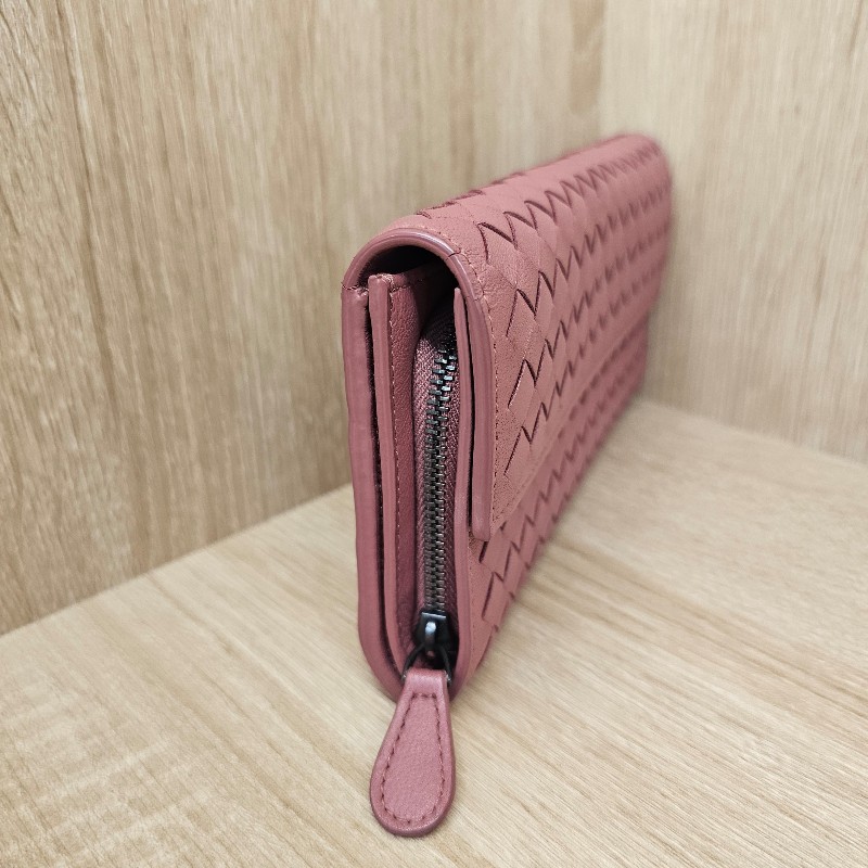 [絕版品回饋出清😊] BV 玫瑰粉小編織羊皮霧黑釦長夾-1