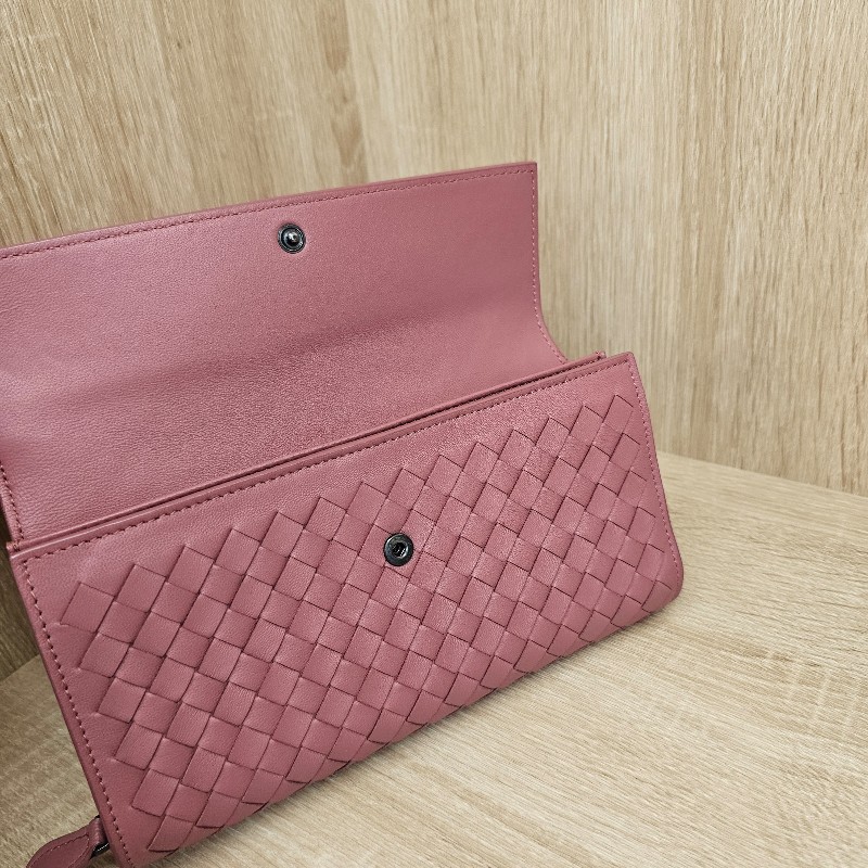 [絕版品回饋出清😊] BV 玫瑰粉小編織羊皮霧黑釦長夾-3