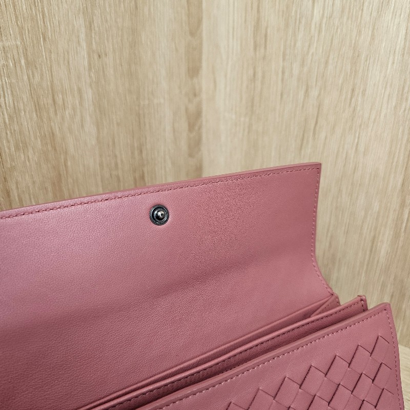 [絕版品回饋出清😊] BV 玫瑰粉小編織羊皮霧黑釦長夾-4