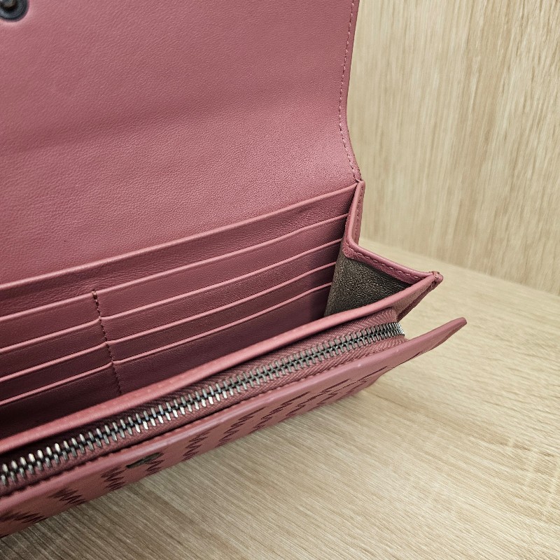 [絕版品回饋出清😊] BV 玫瑰粉小編織羊皮霧黑釦長夾-5