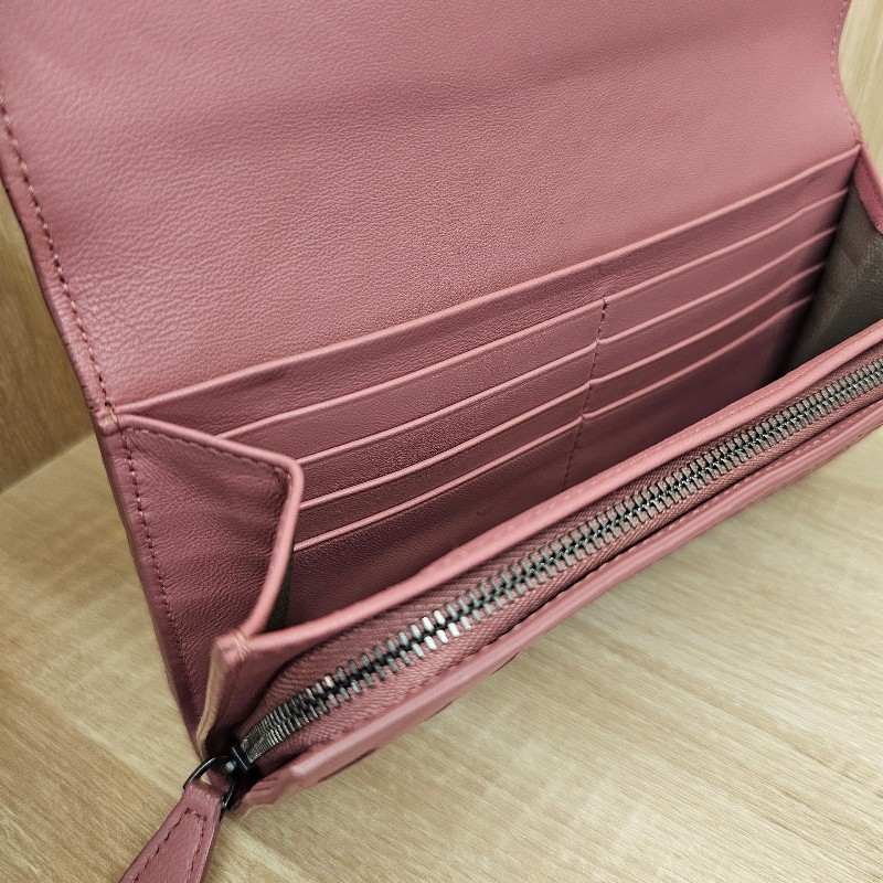 [絕版品回饋出清😊] BV 玫瑰粉小編織羊皮霧黑釦長夾-6