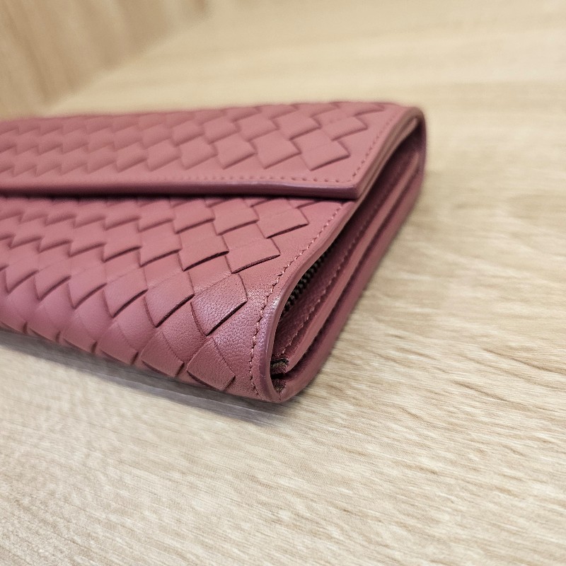 [絕版品回饋出清😊] BV 玫瑰粉小編織羊皮霧黑釦長夾-8