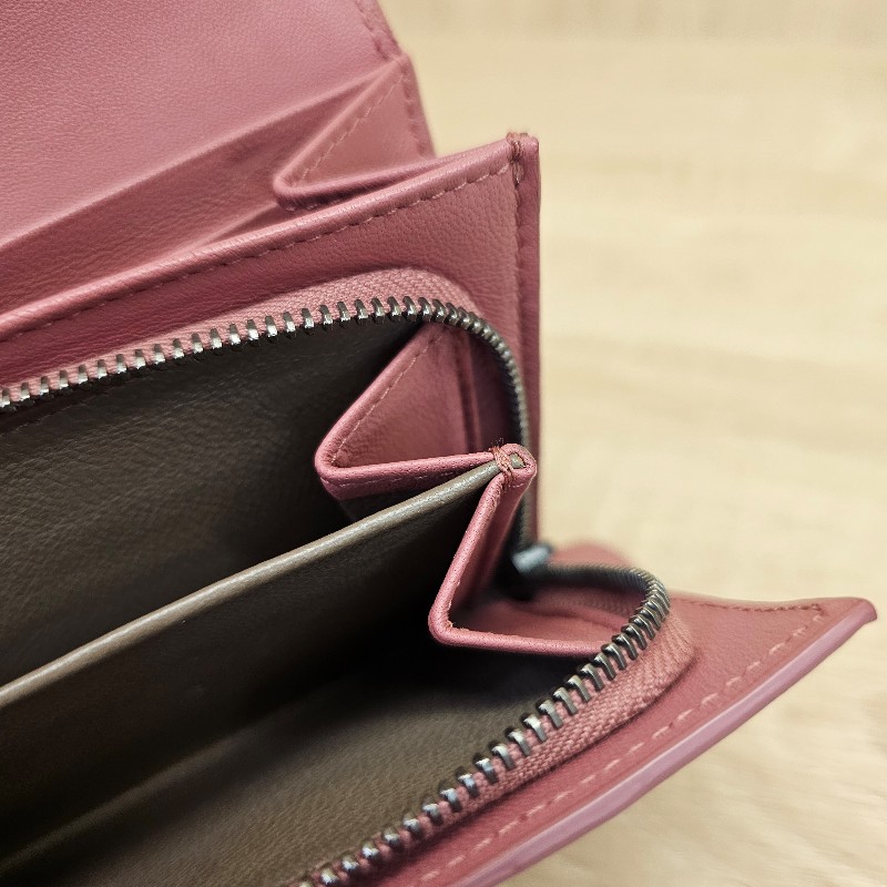 [絕版品回饋出清😊] BV 玫瑰粉小編織羊皮霧黑釦長夾-10