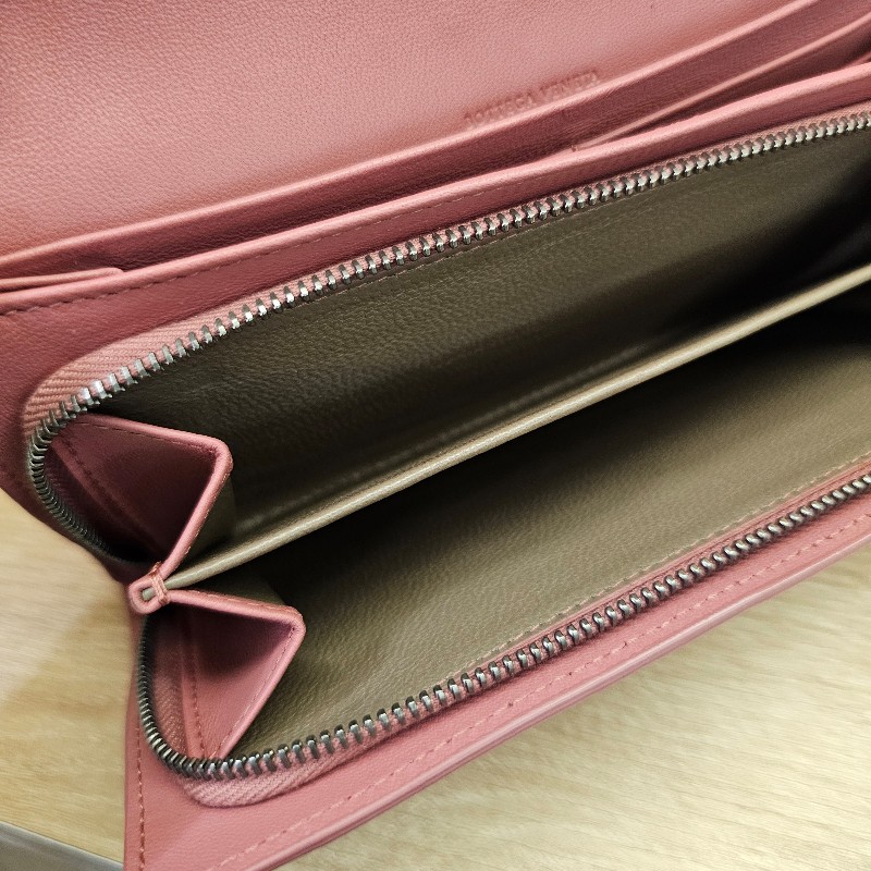 [絕版品回饋出清😊] BV 玫瑰粉小編織羊皮霧黑釦長夾-11