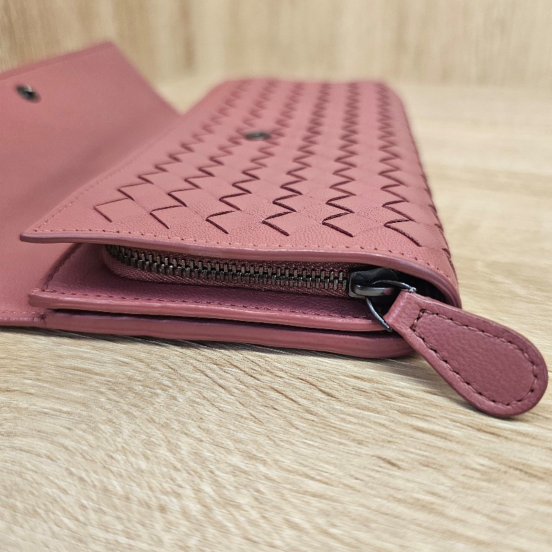 [絕版品回饋出清😊] BV 玫瑰粉小編織羊皮霧黑釦長夾-12