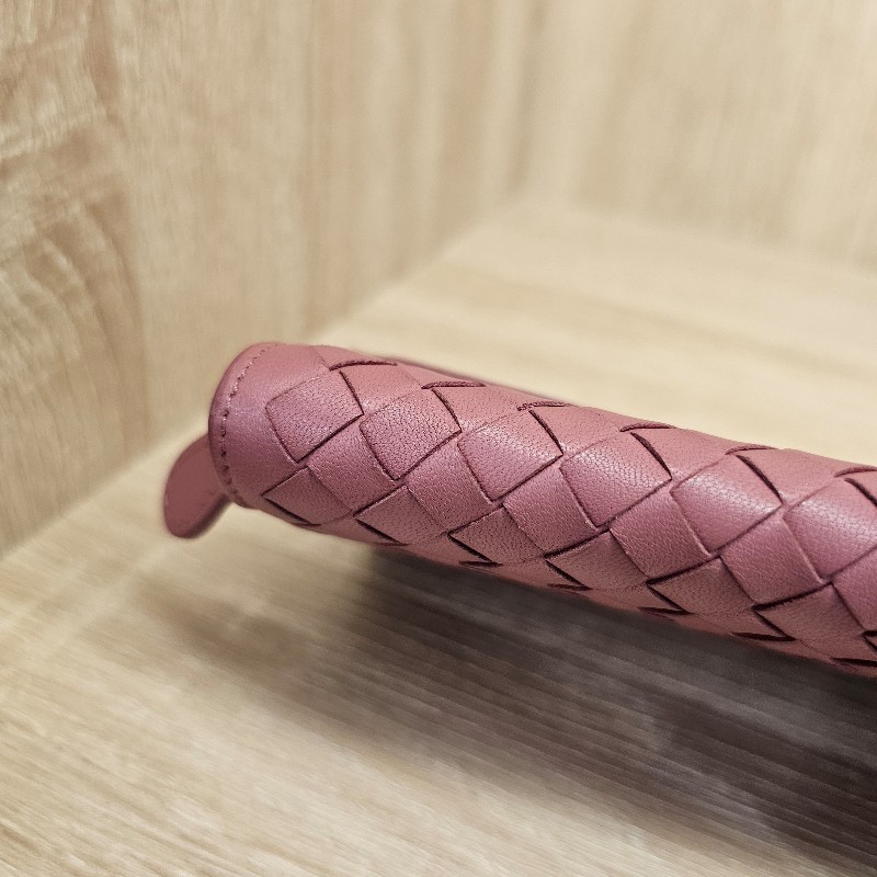 [絕版品回饋出清😊] BV 玫瑰粉小編織羊皮霧黑釦長夾-15