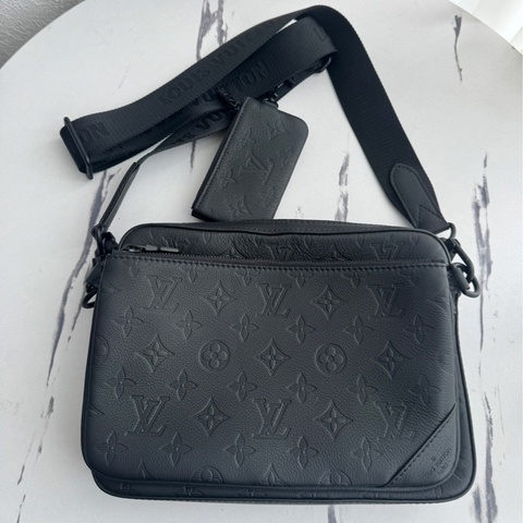 LV M46602黑壓紋三合一斜背包