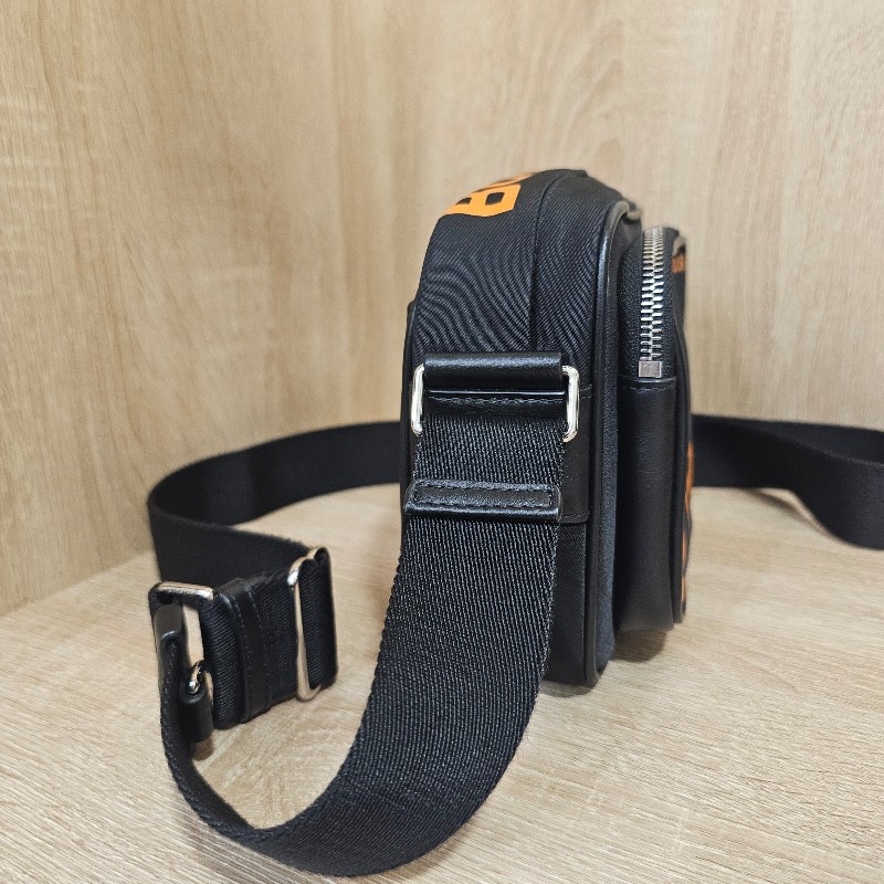 [出清回饋❣️] Burberry 黑尼龍橘Logo拉鏈口袋斜背包-1