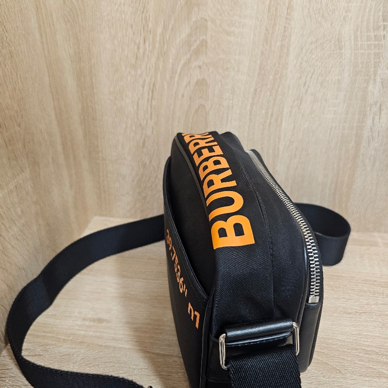 [出清回饋❣️] Burberry 黑尼龍橘Logo拉鏈口袋斜背包-2
