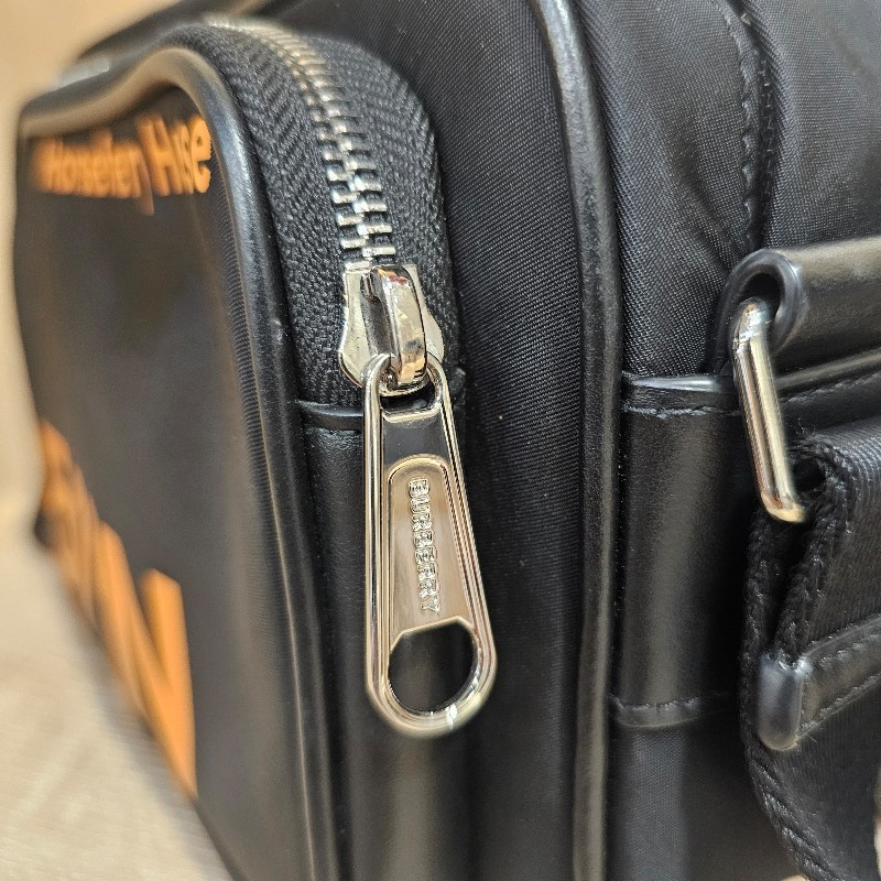 [出清回饋❣️] Burberry 黑尼龍橘Logo拉鏈口袋斜背包-7