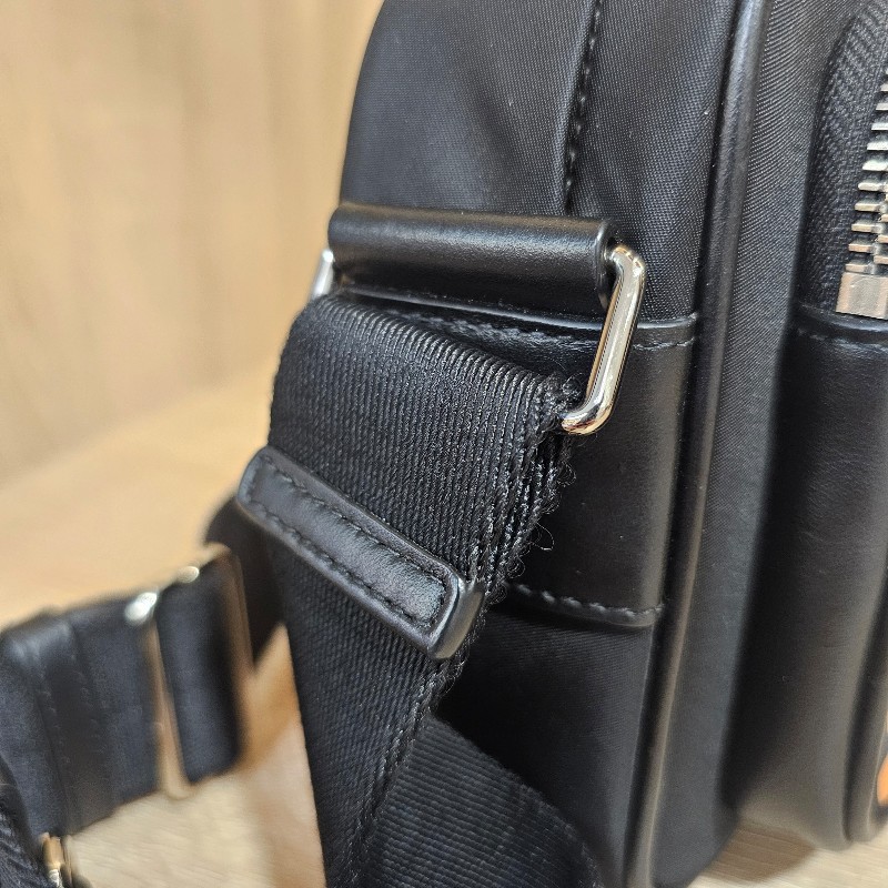 [出清回饋❣️] Burberry 黑尼龍橘Logo拉鏈口袋斜背包-16