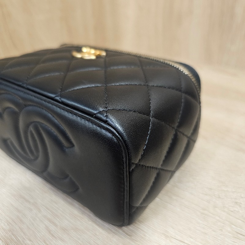[品況優美品❣️]Chanel 黑羊皮菱格霧金釦山茶花金球化妝箱斜背包-5