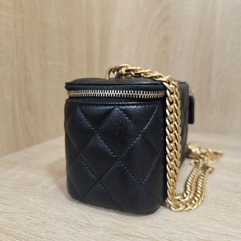 [品況優美品❣️]Chanel 黑羊皮菱格霧金釦山茶花金球化妝箱斜背包-6