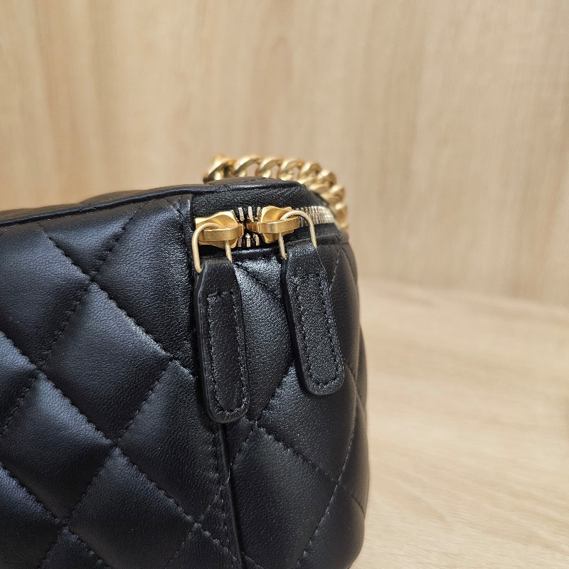[品況優美品❣️]Chanel 黑羊皮菱格霧金釦山茶花金球化妝箱斜背包-8