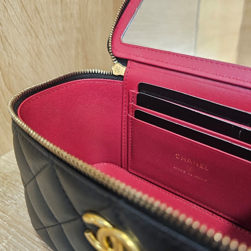 [品況優美品❣️]Chanel 黑羊皮菱格霧金釦山茶花金球化妝箱斜背包-13