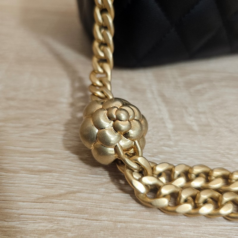 [品況優美品❣️]Chanel 黑羊皮菱格霧金釦山茶花金球化妝箱斜背包-17