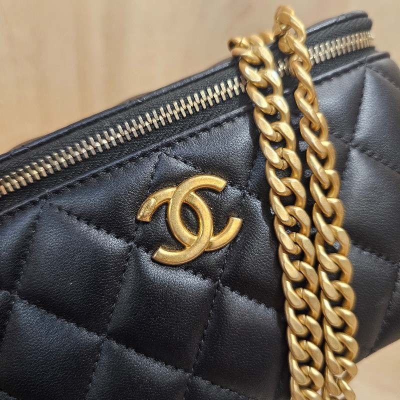 [品況優美品❣️]Chanel 黑羊皮菱格霧金釦山茶花金球化妝箱斜背包-18