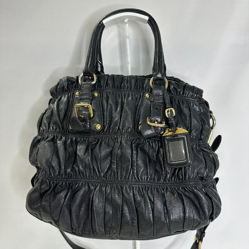 ［ 慶雙十  全市場超低價 入手 PRADA ］!! 【 PRADA 經典Nappa Gaufre 黑皺褶肩背包/裸】-1