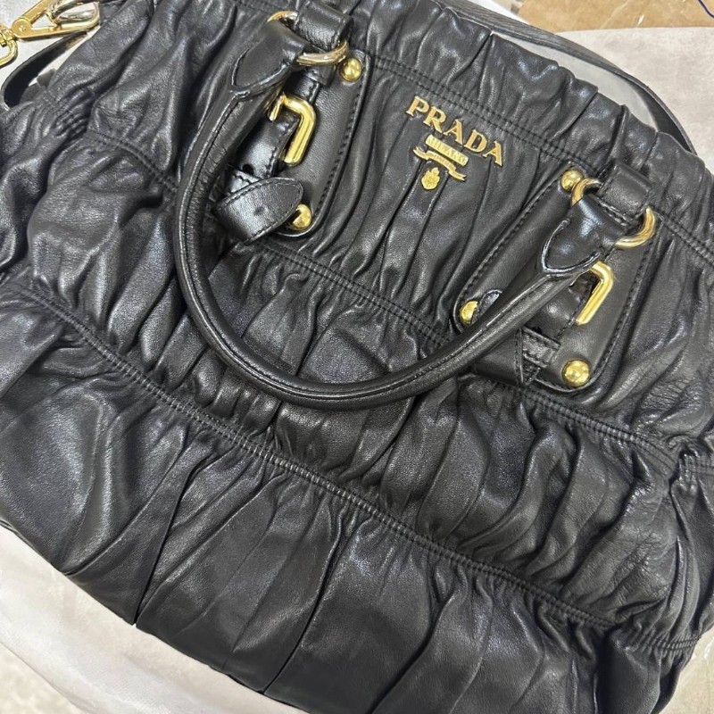 ［ 歡慶跨年  全市場最低價 入手 PRADA ］!! 【 PRADA 經典Nappa Gaufre 黑皺褶肩背包/裸】-7