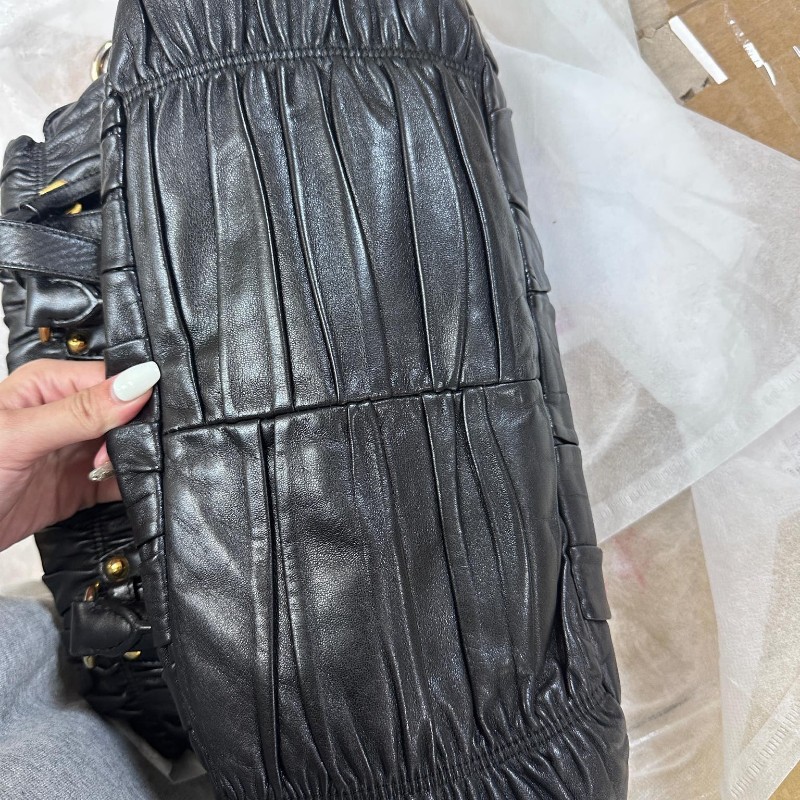 ［ 歡慶跨年  全市場最低價 入手 PRADA ］!! 【 PRADA 經典Nappa Gaufre 黑皺褶肩背包/裸】-8