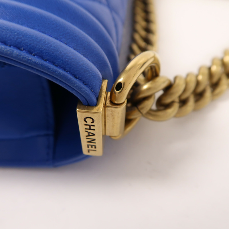 CHANEL 羊皮皮革Boy 20金扣鏈帶肩背袋-16